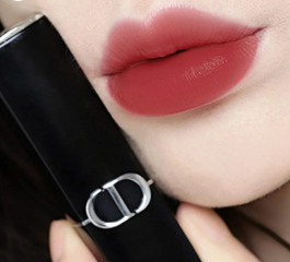 Son Dior 999 Velvet Limited-Edition Golden Case - Thỏi son đỏ tươi quyền lực, chất son mịn hoàn hảo cho dịp Tết 2024