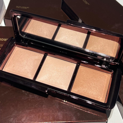 Bảng phấn highlight 3 ô Hourglass Ambient Lighting Palette - Phấn trang điểm mang đến vẻ đẹp tự nhiên cho mọi tông da, không chứa hóa chất độc hại