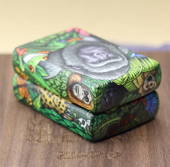 Set Bật Lửa Zippo 49347 Kỷ Niệm 25 Năm Bí Ẩn Rừng Xanh - Hộp Gỗ Sang Trọng, Hoa Văn Dạ Quang Sống Động