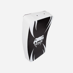 Đệm Đấm Đá Tập Luyện Venum Absolute Long Kick Shield Đen/Bạc - Dụng Cụ MMA, Muay Thái Chất Lượng Cao, Thiết Kế An Toàn