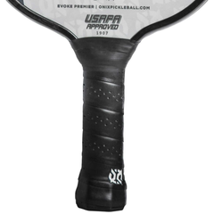 Vợt Pickleball Onix Evoke Premier - Trang bị chuyên nghiệp với công nghệ Atomic13, phản ứng bóng nhanh, thiết kế nhẹ và chính xác.