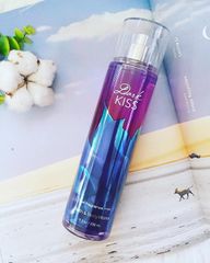 Xịt Thơm Toàn Thân Bath & Body Works Dark Kiss 236ml - Hương Hoa Hồng Sang Trọng & Quyến Rũ - Dưỡng Ẩm & Mát Lạnh