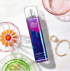 Xịt Thơm Toàn Thân Bath & Body Works Dark Kiss 236ml - Hương Hoa Hồng Sang Trọng & Quyến Rũ - Dưỡng Ẩm & Mát Lạnh