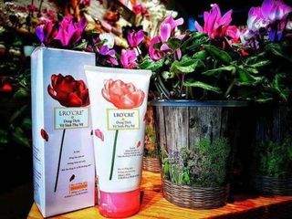 Dung Dịch Vệ Sinh Phụ Nữ giúp Làm Hồng Và Se Khít Vùng Kín Lro'cre (150ml)