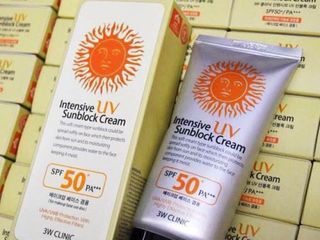 Kem Chống Nắng 3W Clinic SPF 50 PA+++ 70ml - Bảo vệ da tối ưu, chống nắng hiệu quả với chiết xuất nha đam, phù hợp cho mọi loại da.
