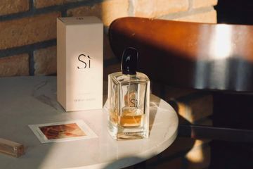 Nước hoa nữ Giorgio Armani Sì EDP - Hương hoa quyến rũ, ngọt ngào với bergamot, hoa hồng và vanilla, lưu hương lâu đến 12 giờ