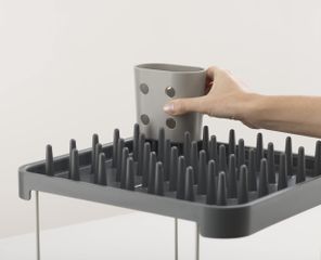 Giá úp bát đĩa 2 tầng Joseph Joseph Duo - Khay sấy bát đĩa thông minh màu xám, tích hợp xả nước trực tiếp vào bồn rửa, cần nâng cao tiện lợi.