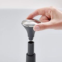 Giá đựng giấy nhà bếp thông minh Joseph Joseph 85140 - Thiết kế tiện lợi có nút giữ, đế chống trượt, phù hợp cho cuộn tiêu chuẩn 24cm.