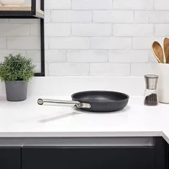 Chảo Rán SMEG CKFF2601BLM 26cm Đen - Nhôm Chống Dính PTFE An Toàn, Thiết Kế Bền Bỉ, Dẫn Nhiệt Tối Ưu