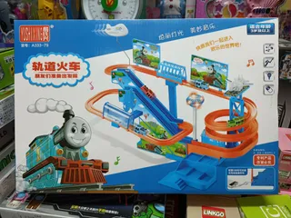 (A333-79) Đồ chơi đường đua tàu hỏa Thomas chạy bằng pin có đèn và nhạc