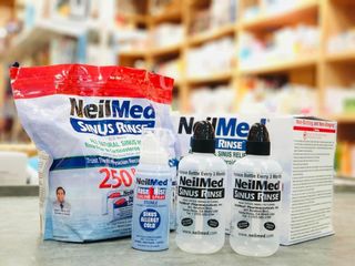 Combo Bộ Nước Muối Rửa Mũi NeilMed Sinus Rinse - Vệ Sinh Tai Mũi Họng, Giảm Ngạt Mũi, 2 Bình + 1 Xịt + 250 Gói Muối Rửa