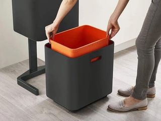 Thùng Rác 2 Ngăn Joseph Joseph 30106 Totem Max 60L Màu Đen Carbon - Thiết Kế Sang Trọng, Đa Dụng Cho Nội Thất và Chụp Hình Sản Phẩm