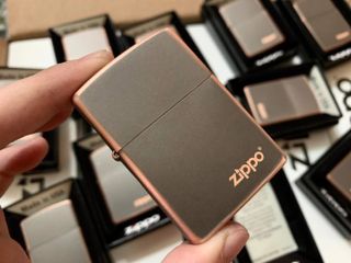 Bật Lửa Zippo 49839ZL – Màu Đồng Đen Rustic với Logo Khắc Laser, Bền Bỉ và Độc Đáo, Quà Tặng Cho Người Sưu Tập