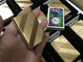 Zippo 29675 - Bật Lửa Đồng Thau Vàng Diagonal Weave Classic, Thoải Mái, Âm Thanh Click Đặc Trưng, Quà Tặng Độc Đáo