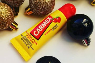 Son dưỡng môi Carmex Strawberry Lip Balm Tube SPF 15 10g