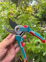 Kéo Cắt Cành TOTAL THT0601 - Dài 220mm, Lưỡi Thép Carbon SK5 Sắc Bén, Tay Cầm Cao Su Chống Trượt - Dụng Cụ Làm Vườn Chính Hãng