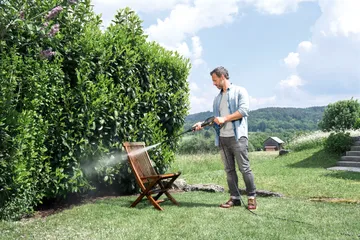 Máy xịt rửa áp lực Karcher K2 Universal OJ - Vệ sinh xe cộ, sân vườn hiệu quả, thiết kế nhỏ gọn và dễ vận chuyển.