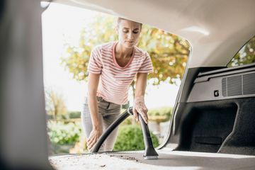 Máy Hút Bụi Karcher WD 3 V CAR - Máy Hút Bụi Khô và Ướt Đa Năng, Dung Tích 17L, Chức Năng Thổi Bụi, Phụ Kiện Đầy Đủ