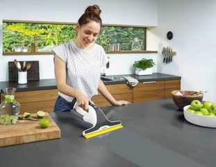 Máy lau kính Karcher WV 6 Plus - Thiết bị vệ sinh cửa kính sáng bóng, công nghệ hút nước tiên tiến, chất lượng Đức.