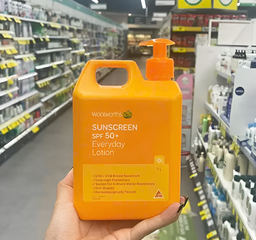 Kem Chống Nắng Woolworths Everyday SPF 50+ 1L - Bảo Vệ Da Toàn Diện, Chống Nước, Phù Hợp Gia Đình, An Toàn Cho Mọi Loại Da
