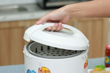 Nồi cơm điện Sharp KS-18TJV 1.8 lít - Nấu cơm nhanh, tiết kiệm điện, có xửng hấp rau củ và bánh bao, phù hợp cho gia đình 4-6 người