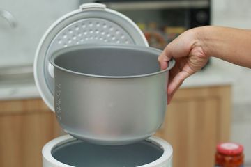 Nồi cơm điện Sharp KS-18TJV 1.8 lít - Nấu cơm nhanh, tiết kiệm điện, có xửng hấp rau củ và bánh bao, phù hợp cho gia đình 4-6 người