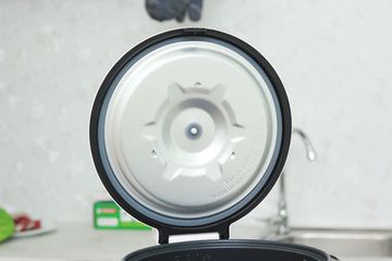 Nồi cơm điện Cuckoo CR-1055 1.8L - Nấu cơm, hầm nóng với thiết kế màu trắng đỏ cho gia đình 4-6 người sử dụng, dễ dàng di chuyển.