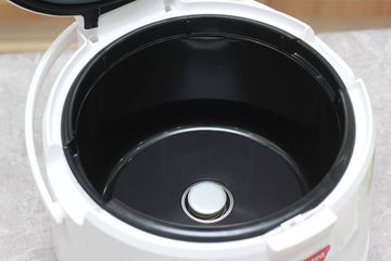 Nồi cơm điện Cuckoo CR-1055 1.8L - Nấu cơm, hầm nóng với thiết kế màu trắng đỏ cho gia đình 4-6 người sử dụng, dễ dàng di chuyển.