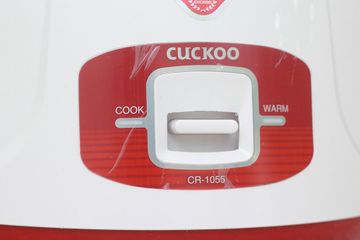 Nồi cơm điện Cuckoo CR-1055 1.8L - Nấu cơm, hầm nóng với thiết kế màu trắng đỏ cho gia đình 4-6 người sử dụng, dễ dàng di chuyển.