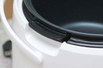 Nồi cơm điện Cuckoo CR-1055 1.8L - Nấu cơm, hầm nóng với thiết kế màu trắng đỏ cho gia đình 4-6 người sử dụng, dễ dàng di chuyển.
