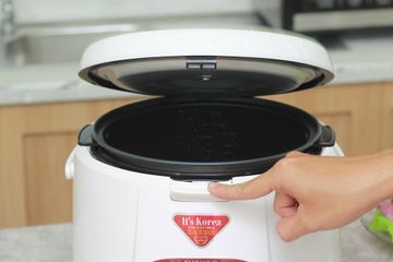 Nồi cơm điện Cuckoo CR-1055 1.8L - Nấu cơm, hầm nóng với thiết kế màu trắng đỏ cho gia đình 4-6 người sử dụng, dễ dàng di chuyển.