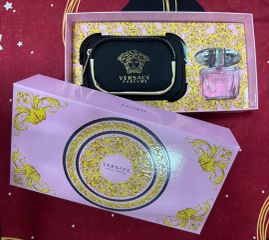 Set Versace Bright Crystal Edt ( 1 Nh 90ml + 1 Body Lotion 100ml + 1 Gel Tắm 100ml + 1 Ví Cầm Tay) - Hồng Nhạt