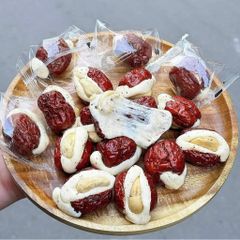 Táo Đỏ Kẹp Sữa Lạc Đà Nhân Hạt Điều 300gram - Hạt Dinh Dưỡng Ngon Miệng và Bổ Sung Năng Lượng Tự Nhiên, Món Ăn Vặt Lý Tưởng