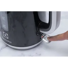 Bình đun nước siêu tốc Electrolux EEK3505 1.7L - Công suất 2200W, màu đen, bảo hành 24 tháng, chất lượng Thụy Điển