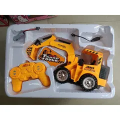 Hộp đồ chơi Xe ô tô cẩu xúc điều khiển từ xa chạy 4 chiều, có đèn phát sáng, sử dụng pin sạc 567-5