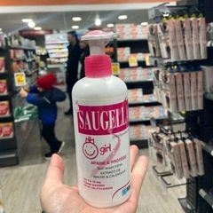 Dung dịch vệ sinh Saugella cho bé gái 200ml - An toàn, tự nhiên, bảo vệ sức khỏe sinh sản và vùng kín nhạy cảm cho trẻ 3-12 tuổi.
