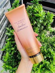 Dưỡng Thể Nước Hoa Victoria Secret Amber Romance 236ml (Mẫu Mới)