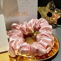 Cột Tóc Scrunchies Dior Chính Hãng - Phụ Kiện Tóc Lụa Sang Trọng, Thiết Kế Thanh Lịch Dành Cho Tín Đồ Thời Trang
