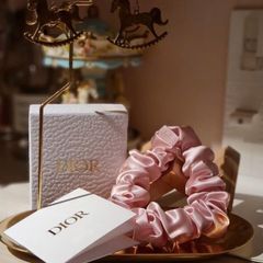 Cột Tóc Scrunchies Dior Chính Hãng - Phụ Kiện Tóc Lụa Sang Trọng, Thiết Kế Thanh Lịch Dành Cho Tín Đồ Thời Trang