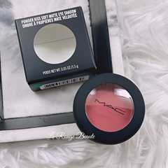 Phấn mắt MAC Powder Kiss Soft Matte Eye Shadow A Little Tamed 1.5g - Màu sắc chuẩn, chống nước, kết cấu siêu mịn, trang điểm tự nhiên lâu trôi