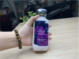 Dưỡng thể Bath & Body works dark kiss 236ml