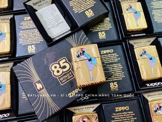 Bật Lửa Zippo Windy 85th Anniversary - Phiên Bản Giới Hạn 12500 Bản, Hình Ảnh Biểu Tượng Độc Đáo, Quà Tặng Sưu Tầm Sang Trọng
