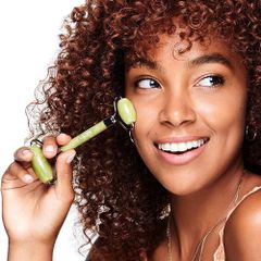 Thanh lăn mát xa mặt Revlon Cool & De Puff 240760 - Đá ngọc bích tự nhiên giúp da sáng mịn, giảm sưng bọng mắt, thư giãn hiệu quả