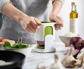 Dụng cụ cắt rau củ Joseph Joseph ChopCup 20175 - Dao sắc bén, thu gom dễ dàng, dễ vệ sinh - Tiện lợi cho nhà bếp