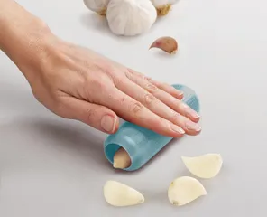 Dụng cụ bóc tỏi silicone Joseph Joseph Duo màu xanh opal - Tiết kiệm thời gian, an toàn và dễ vệ sinh cho căn bếp hoàn hảo