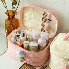 Túi xách mỹ phẩm du lịch màu hồng - Quà tặng độc quyền tháng 1 từ iMU - Phụ kiện hoàn hảo cho tín đồ làm đẹp