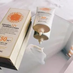Kem Chống Nắng Natural Vita -Moist Sun Cream SPF50 70ml - Bảo Vệ Da Hiệu Quả, Giữ Ẩm, Dễ Dàng Trang Điểm