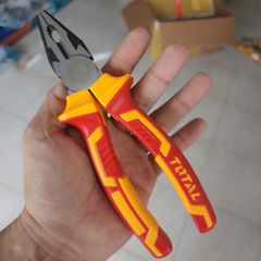 Kìm Răng Cách Điện 1000V Total THTIP2171 - Kìm Cầm Tay 7 Inch An Toàn Cho Ngành Điện, Đầu Mạ Đen Chống Trượt