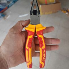 Kìm Răng Cách Điện 1000V Total THTIP2171 - Kìm Cầm Tay 7 Inch An Toàn Cho Ngành Điện, Đầu Mạ Đen Chống Trượt