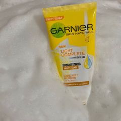 Sữa Rửa Mặt Garnier Tạo Bọt Light Complete Brightening 100ml - Dưỡng Sáng Da, Giúp Làm Sạch Sâu Cho Làn Da Rạng Rỡ